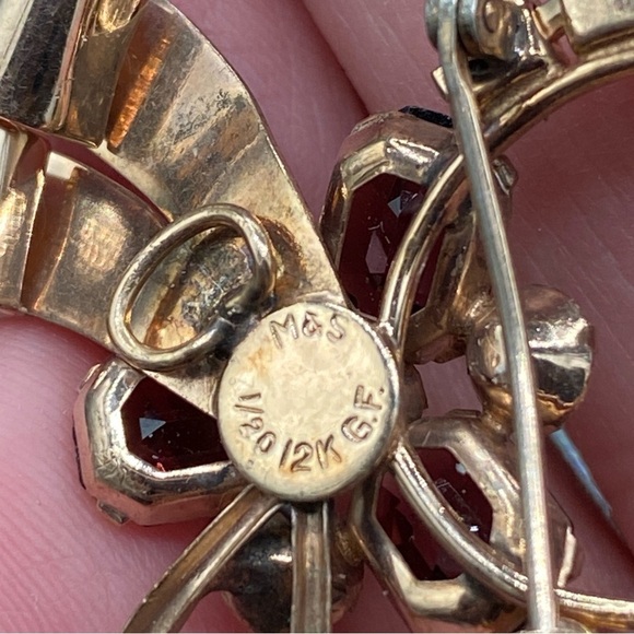 Vintage 1950s Signed M&S 12k G.F. Gold Bow Wreath Brooch with Sparkly Red Crysta - Picture 5 of 11